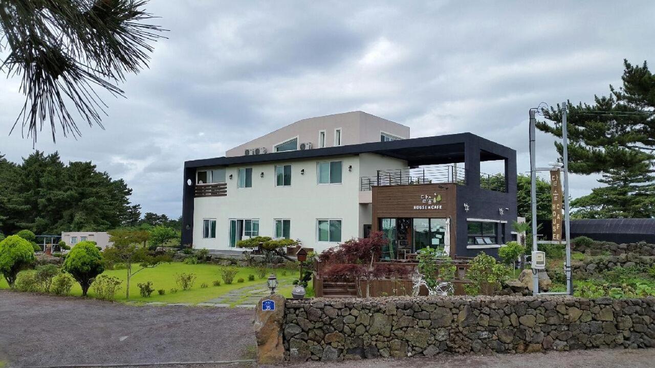 Moon Forest Guesthouse Jeju Exteriör bild