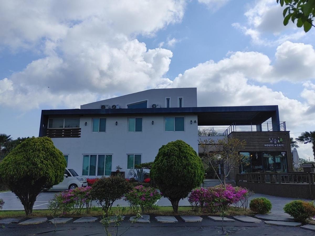 Moon Forest Guesthouse Jeju Exteriör bild