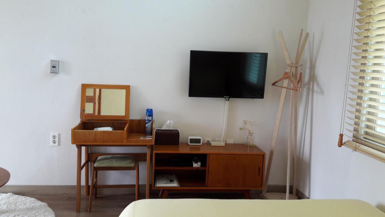 Moon Forest Guesthouse Jeju Exteriör bild